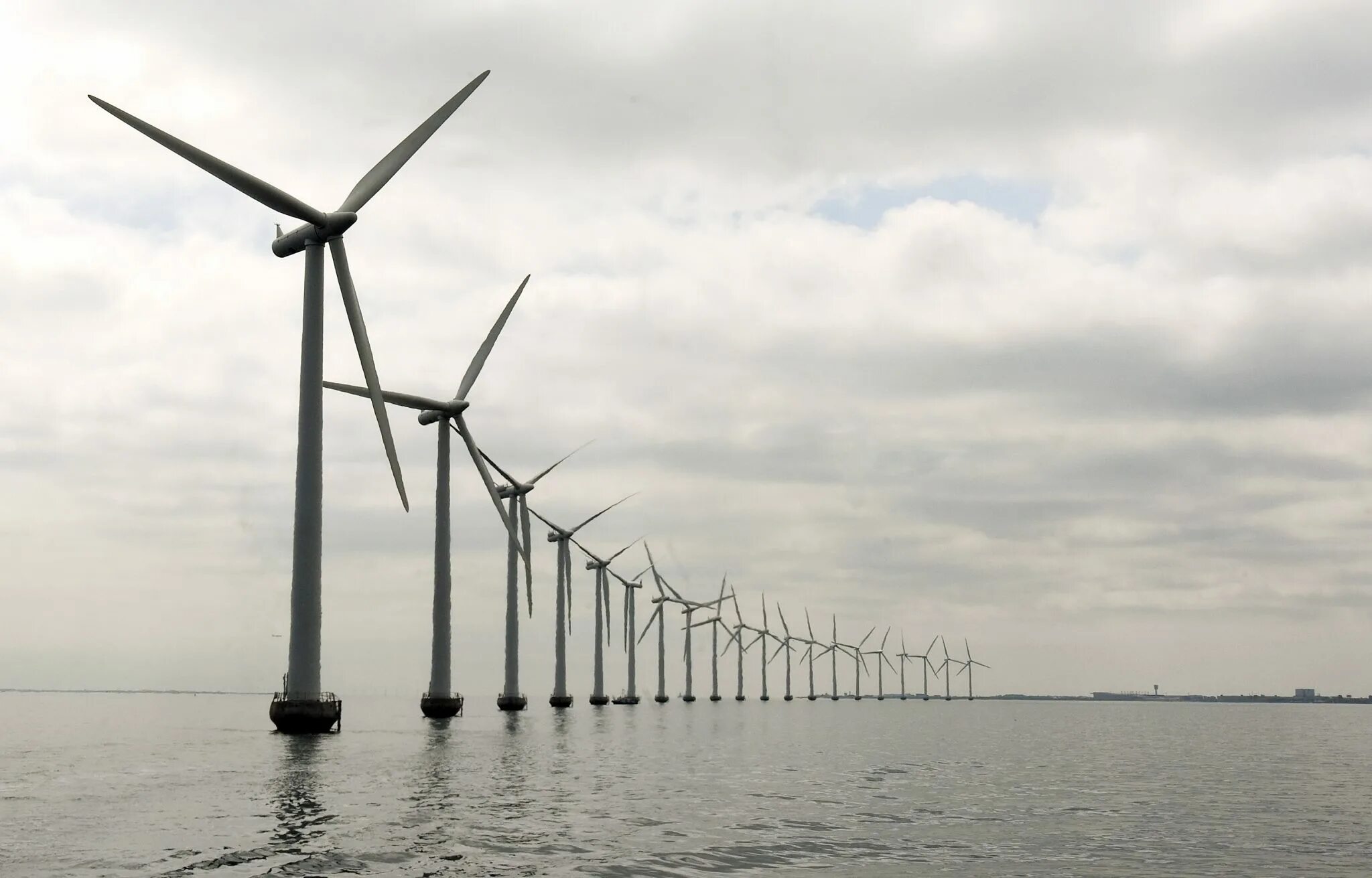 Энергия вода и ветер. Морской ветропарк в Дании. Шельфовые ВЭС В Дании.. Акватория Тронхейма ветряки. Ветровые электростанции в Дании.